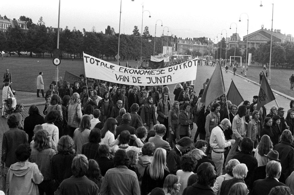 Demonstraties tegen de Chileense junta bij Museumplein bijeenkomst in de Koopma, Bestanddeelnr 928-1484