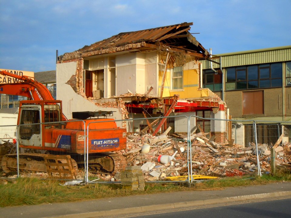 Demolition of Harbour View pub, Junction of Wellington Road (A259) and Camden Road, Portslade (November 2015) (3)
