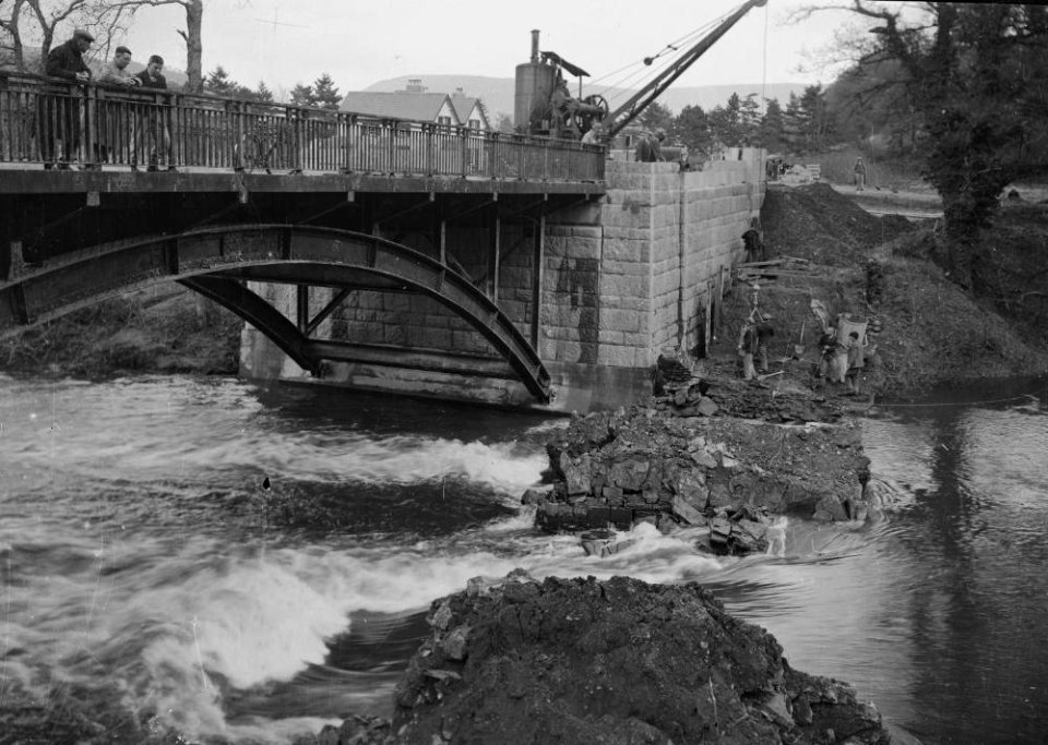 Demolition of the old Irfon bridge and the construction of the new bridge, Builth Wells (1294446)