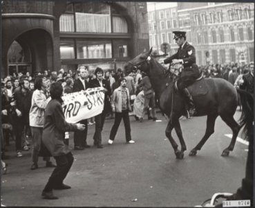 Demonstraties, studenten, politie, Munt, Bestanddeelnr 044-0740