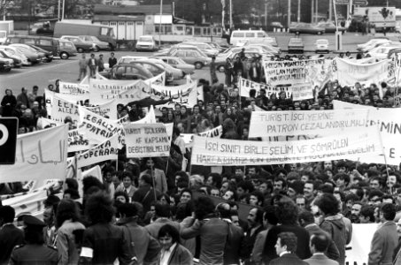 Demonstraties, spandoeken, legalisering, werknemers, buitenlanders, illegalen, Bestanddeelnr 927-8939