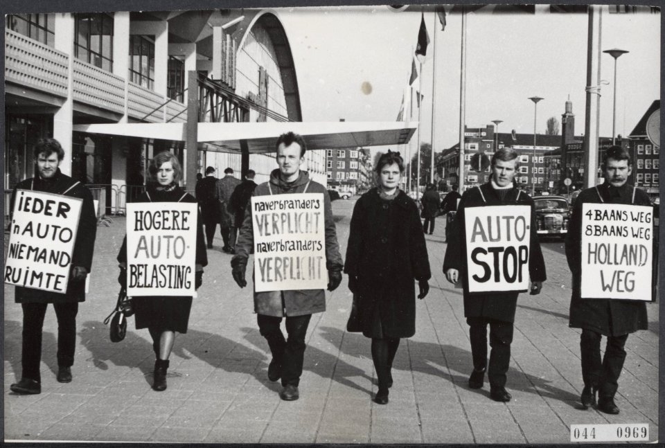 Demonstraties, voetgangers, autos, tentoonstellingen, Bestanddeelnr 044-0969
