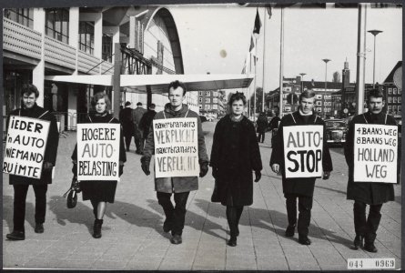 Demonstraties, voetgangers, autos, tentoonstellingen, Bestanddeelnr 044-0969