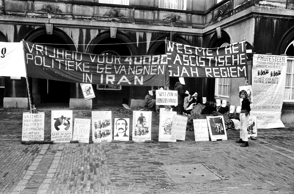 Demonstraties, spandoeken, maskers, slaapzakken, Bestanddeelnr 927-9157