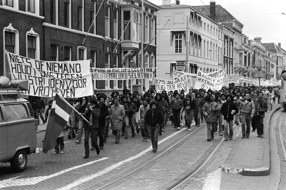 Demonstratie Zuid Molukkers in Den Haag i.v.m. herdenking uitroepen Vrije Republ, Bestanddeelnr 930-7918