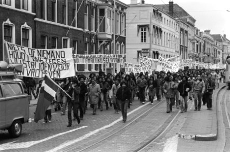 Demonstratie Zuid Molukkers in Den Haag i.v.m. herdenking uitroepen Vrije Republ, Bestanddeelnr 930-7918