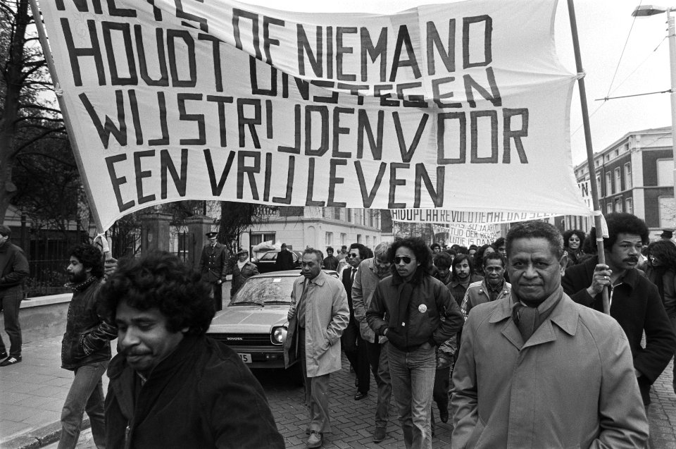 Demonstratie Zuid Molukkers in Den Haag i.v.m. herdenking uitroepen Vrije Republ, Bestanddeelnr 930-7920