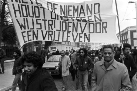 Demonstratie Zuid Molukkers in Den Haag i.v.m. herdenking uitroepen Vrije Republ, Bestanddeelnr 930-7920