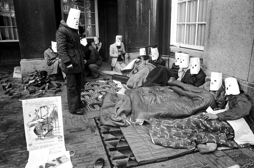 Demonstraties, spandoeken, maskers, slaapzakken, Bestanddeelnr 927-9156