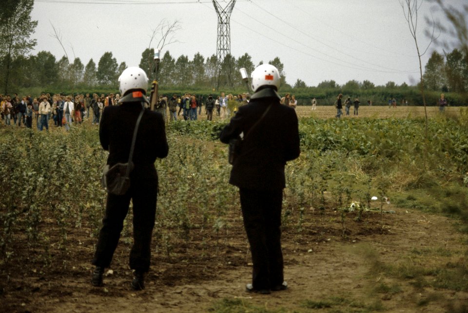 Demonstratieblokkade bij kerncentrale Dodewaard nr. 14 , 15 ME op de rug gezi, Bestanddeelnr 253-8589