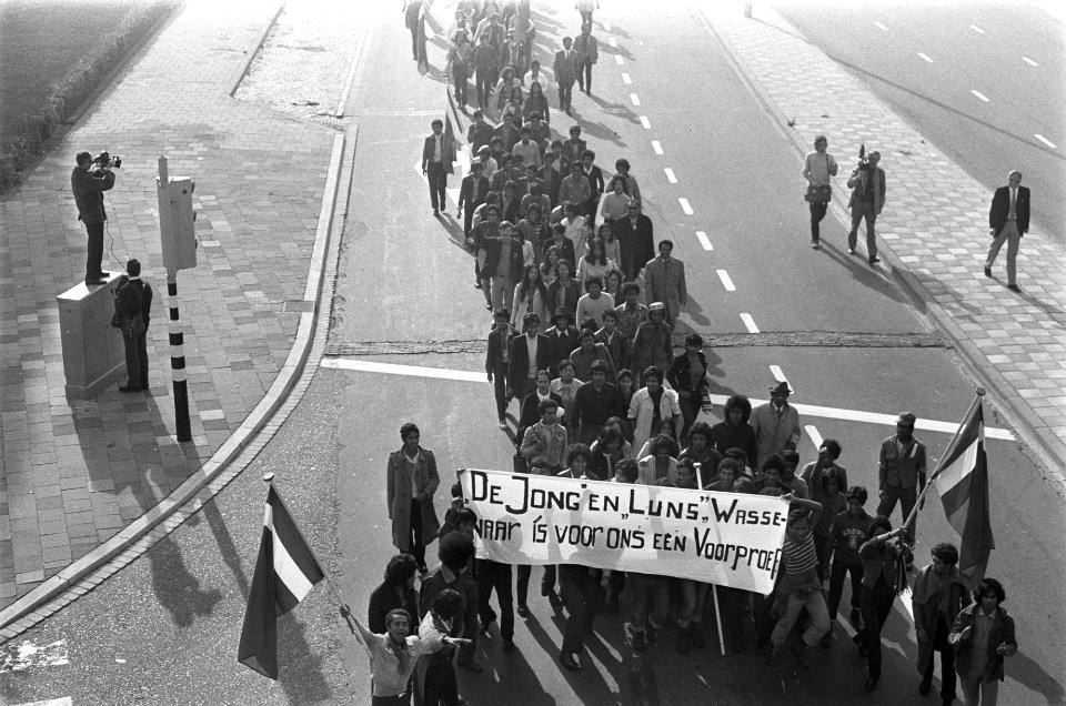Demonstratie Zuid-Molukkers in Den Haag demonstranten bord, Bestanddeelnr 923-8760
