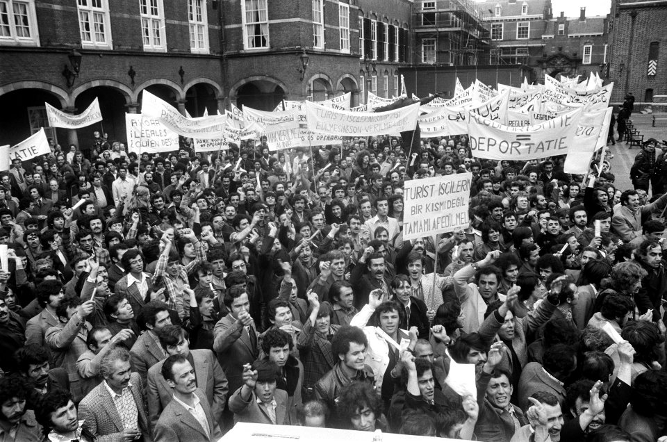 Demonstraties, spandoeken, legalisering, werknemers, buitenlanders, illegalen, Bestanddeelnr 927-8937