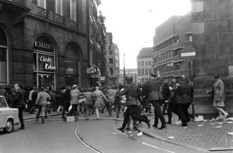 Demonstraties voor Rode 1 mei, politie voert charge uit, mensen vluchten de Pale, Bestanddeelnr 920-2919