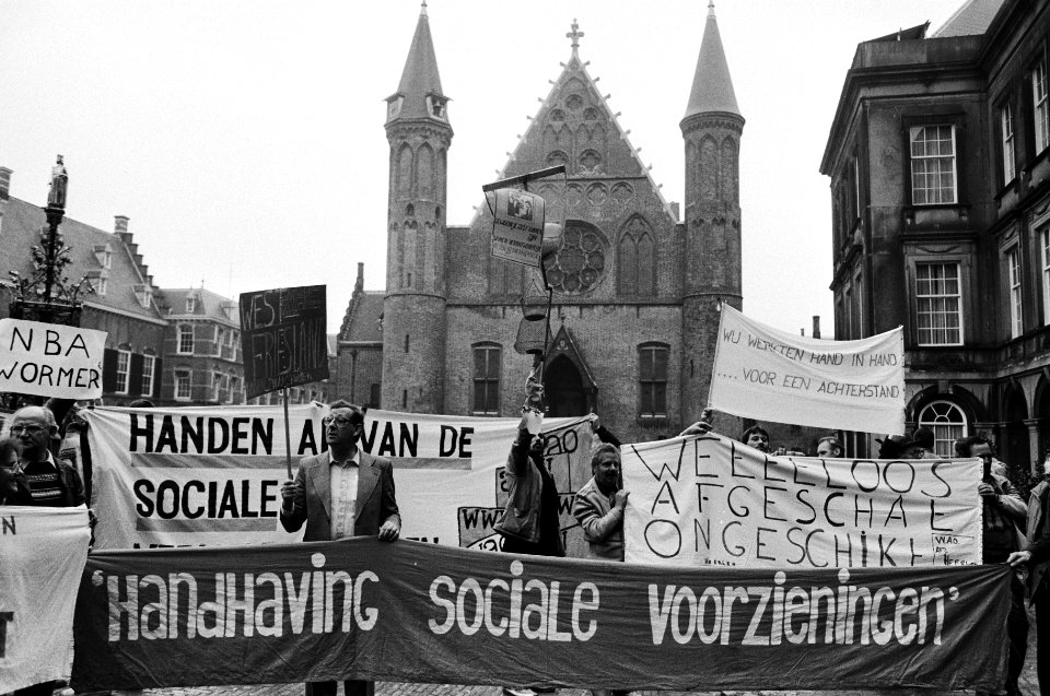 Demonstraties, spandoeken, demonstranten, bezuinigingen, Binnenhof, Bestanddeelnr 932-3893