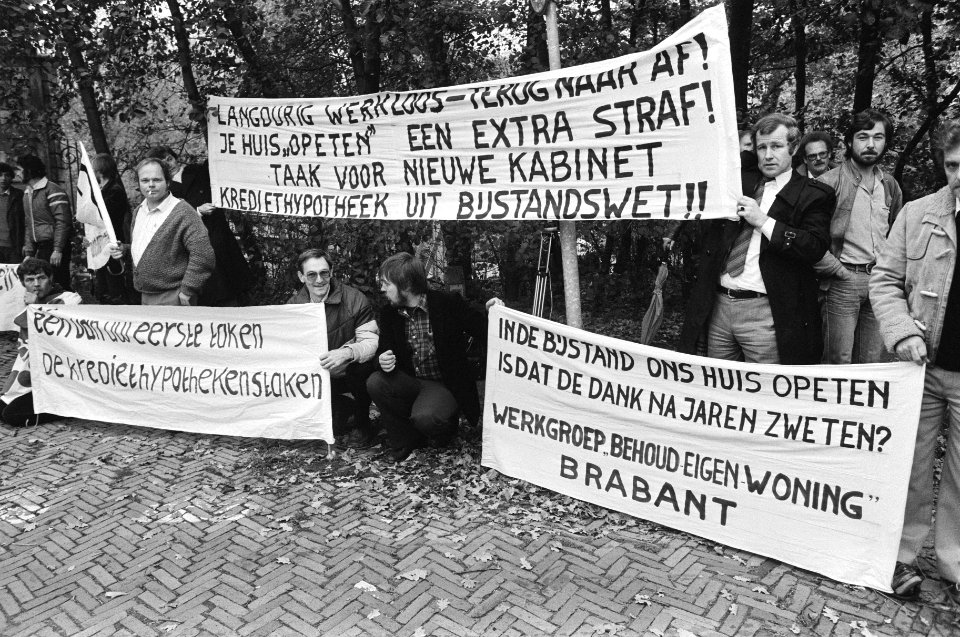 Demonstraties, bezuinigingen, demonstranten, spandoeken, Bestanddeelnr 932-3889