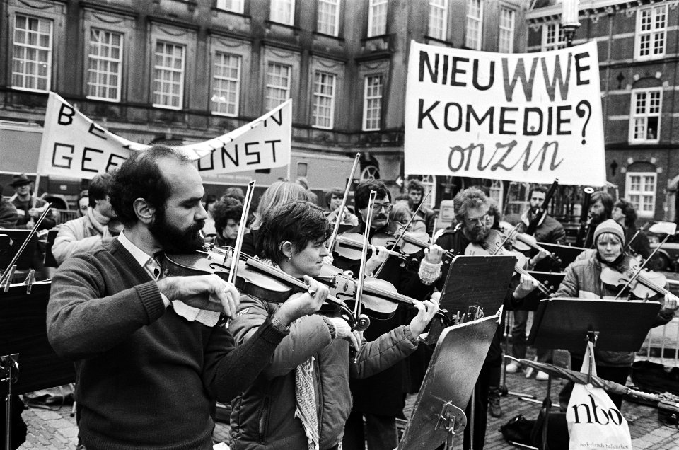Demonstraties, musici, muziekinstrumenten, spandoeken, Bestanddeelnr 932-4118