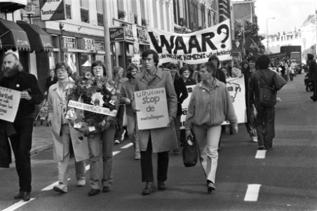 Demonstraties, demonstranten, dictators, kransen, spandoeken, Bestanddeelnr 931-0121