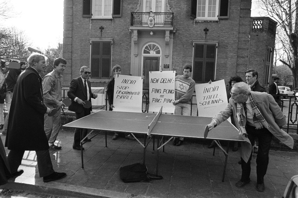 Demonstratief tafeltennis voor Indiase ambassade in Den Haag uit protest tegen w, Bestanddeelnr 933-8978