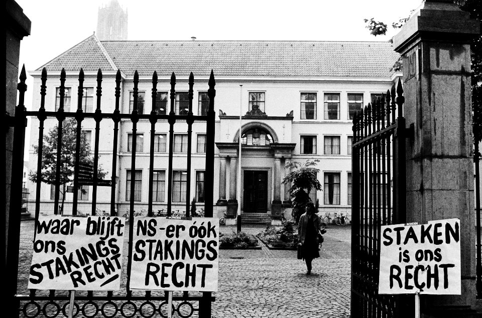 Demonstratieborden voor het gerechtsgebouw op de borden o.a. NS-er óók staking, Bestanddeelnr 930-3132