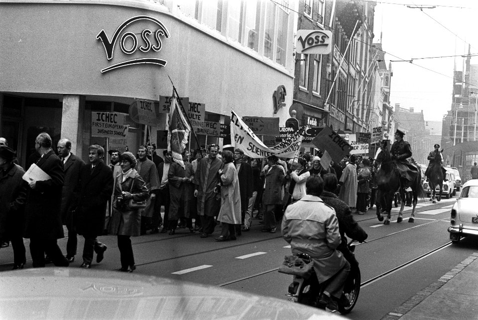 Demonstraties bij het Binnenhof Den Haag tijdens EEG-conferentie. Politie-agente, Bestanddeelnr 923-0374