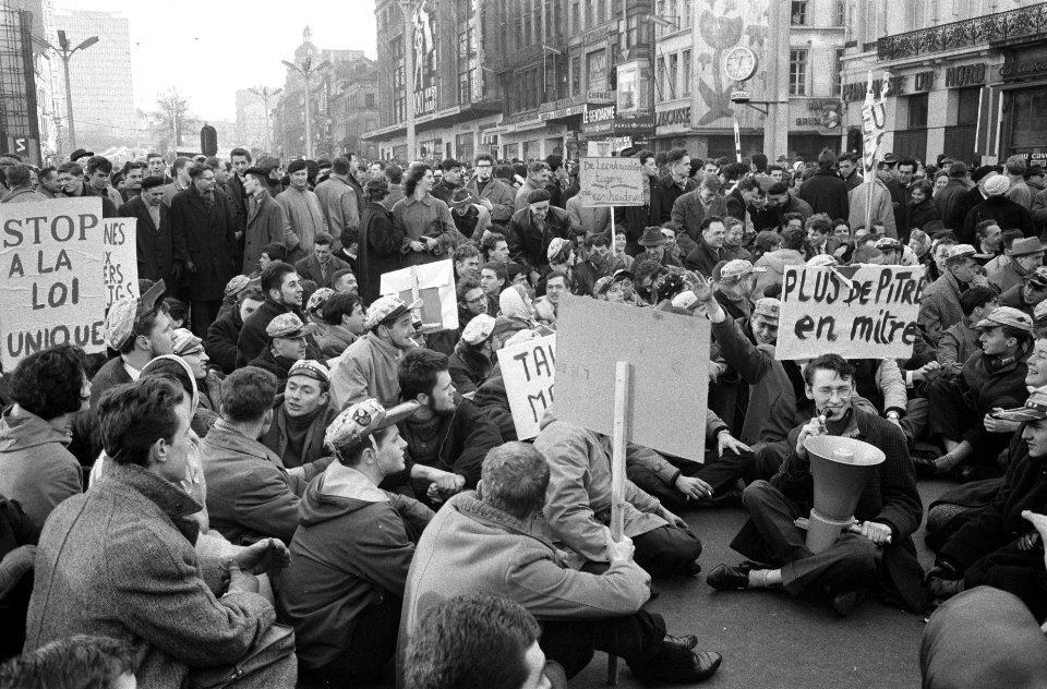 Demonstraties in Brussel tegen de Eenheidswet, studenten sitdownstaking voor de , Bestanddeelnr 911-9330