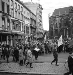 Demonstraties in Brussel tegen de Eenheidswet, stakers trekken door Luik, Bestanddeelnr 911-9369