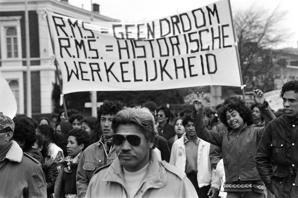 Demonstratie Zuid Molukkers in Den Haag i.v.m. herdenking uitroepen Vrije Republ, Bestanddeelnr 930-7919