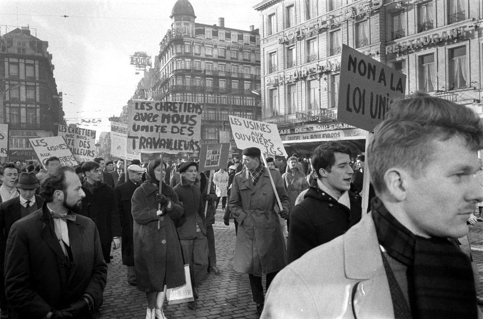 Demonstraties in Brussel tegen de Eenheidswet, groep demonstranten met revolutio, Bestanddeelnr 911-9331