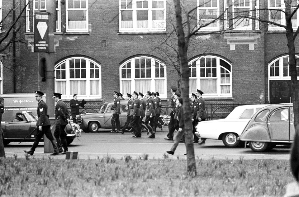 Demonstratie-optocht in Amsterdam, agenten op Museumplein vegen de straat schoon, Bestanddeelnr 918-9895