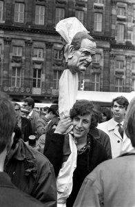 Demonstraties voor Rode 1 mei, een pop voorstellende President Johnson werd in b, Bestanddeelnr 920-2913