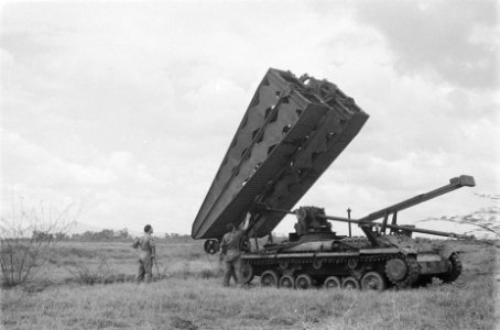 Demonstraties Eskadron Vechtwagens KNIL. Tank ¨Ineke¨ legt een brug, Bestanddeelnr 93-5-5