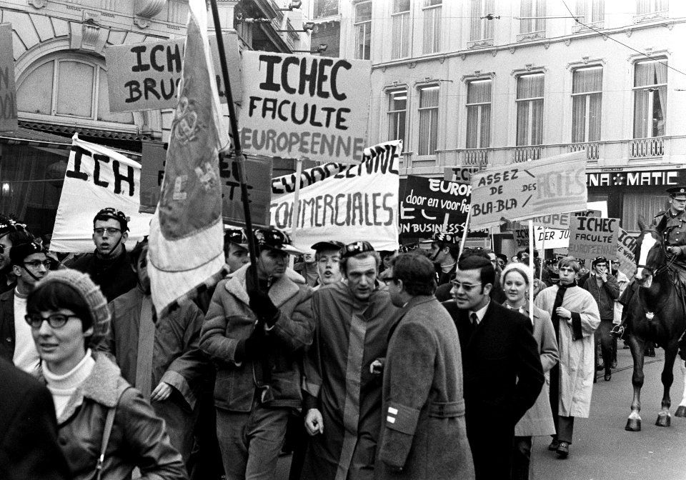 Demonstraties bij het Binnenhof Den Haag tijdens EEG-conferentie. Een Franse dem, Bestanddeelnr 923-0370