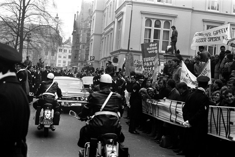 Demonstraties bij het Binnenhof Den Haag tijdens EEG-conferentie. Een Franse dem, Bestanddeelnr 923-0371