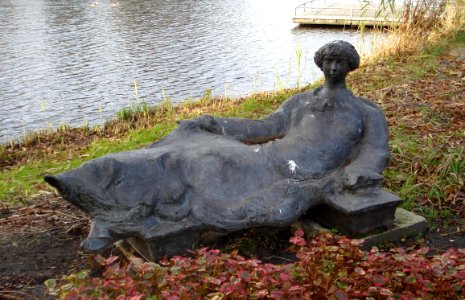 Denhaag kunstwerk liggende vrouw