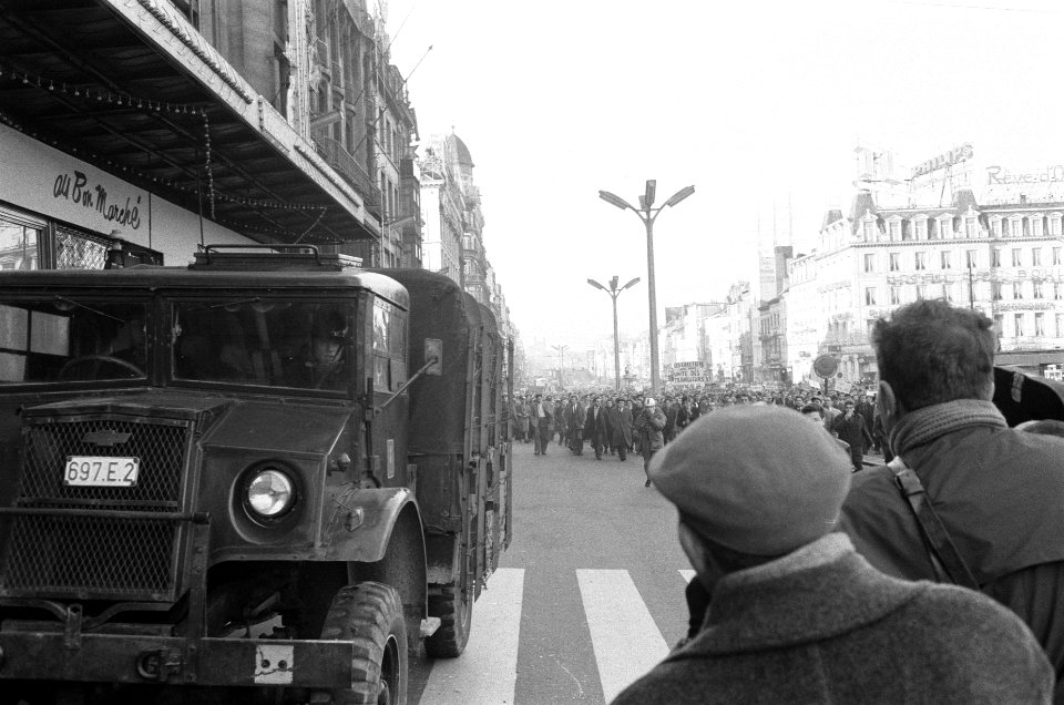 Demonstraties in Brussel tegen de Eenheidswet, demonstrerende stakers, Bestanddeelnr 911-9324