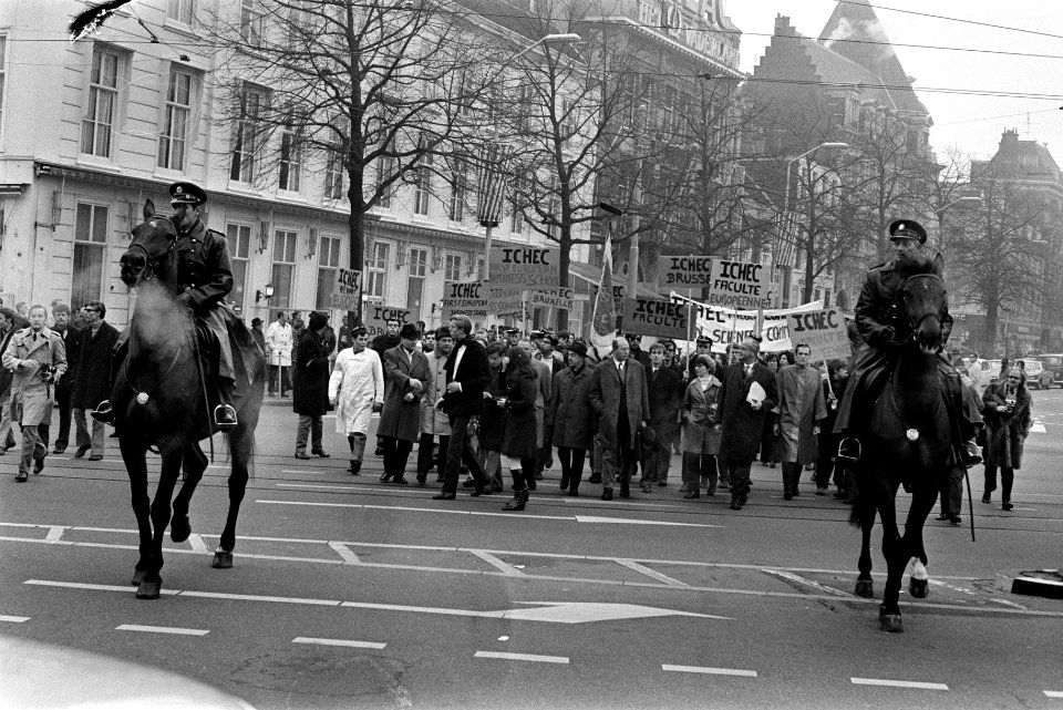 Demonstraties bij het Binnenhof Den Haag tijdens EEG-conferentie. Politiepaard r, Bestanddeelnr 923-0375