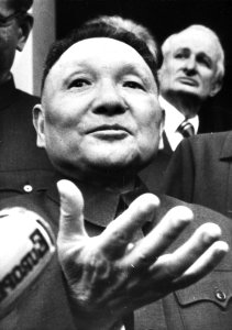 Deng Xiaoping on 6 april 1976 face detail, from- Teng Hsiao Ping (partijtop China), Bestanddeelnr 928-5066 (cropped) photo