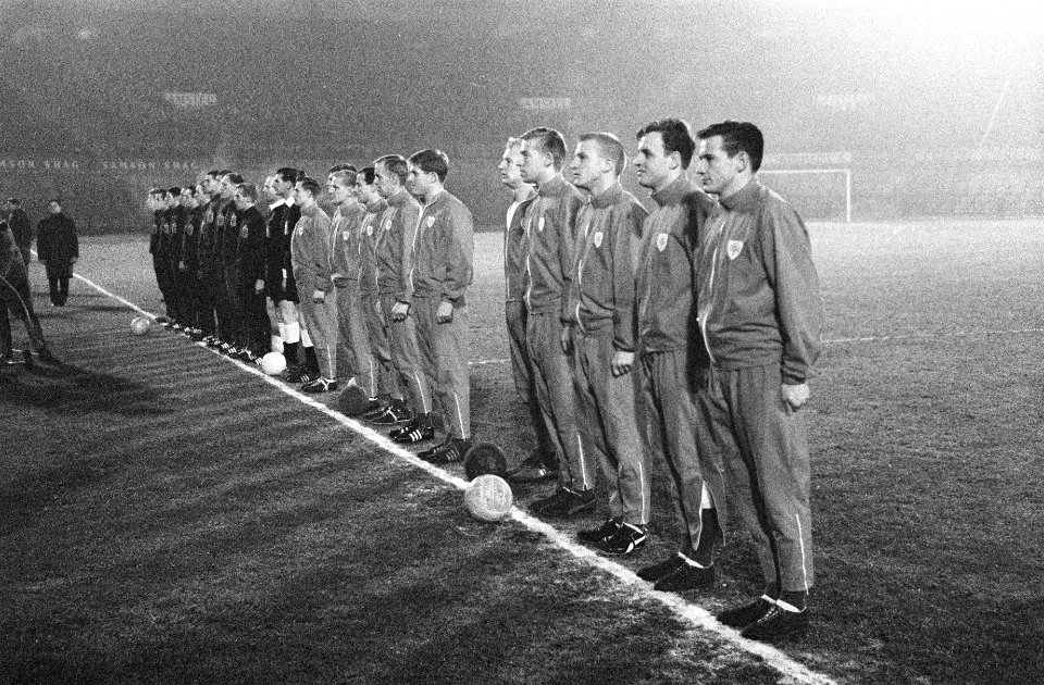 Denemarken tegen Luxemburg 1-0 De beide elftallen, Bestanddeelnr 915-8623