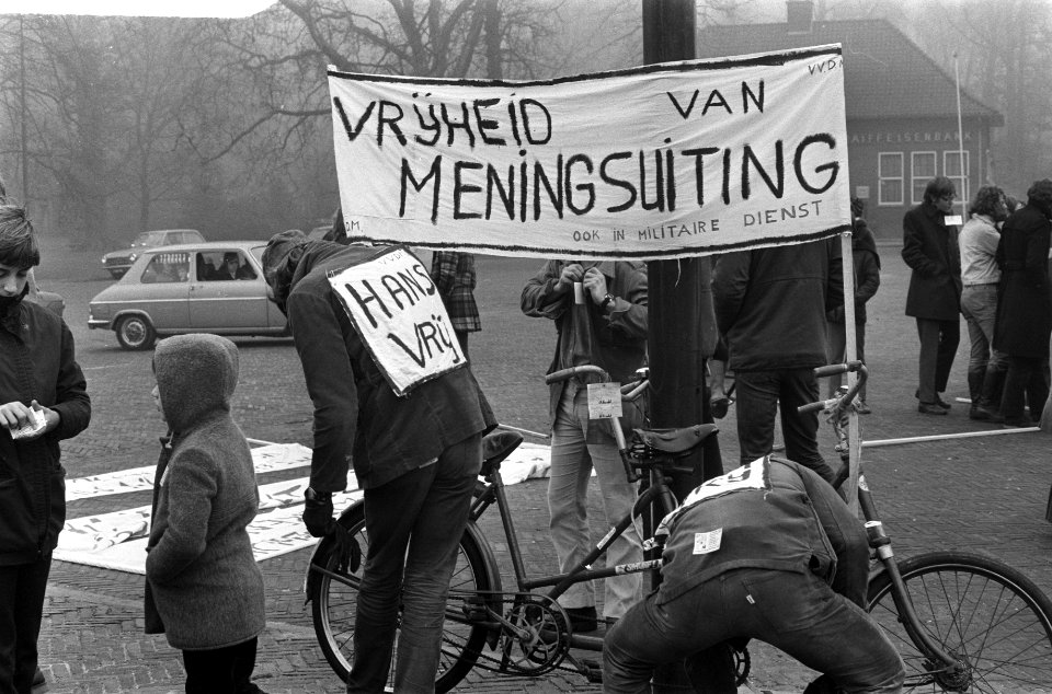 Demonstratie van militairen met de VVDM in Nieuwersluis tegen het strafkamp Nieu, Bestanddeelnr 925-2453