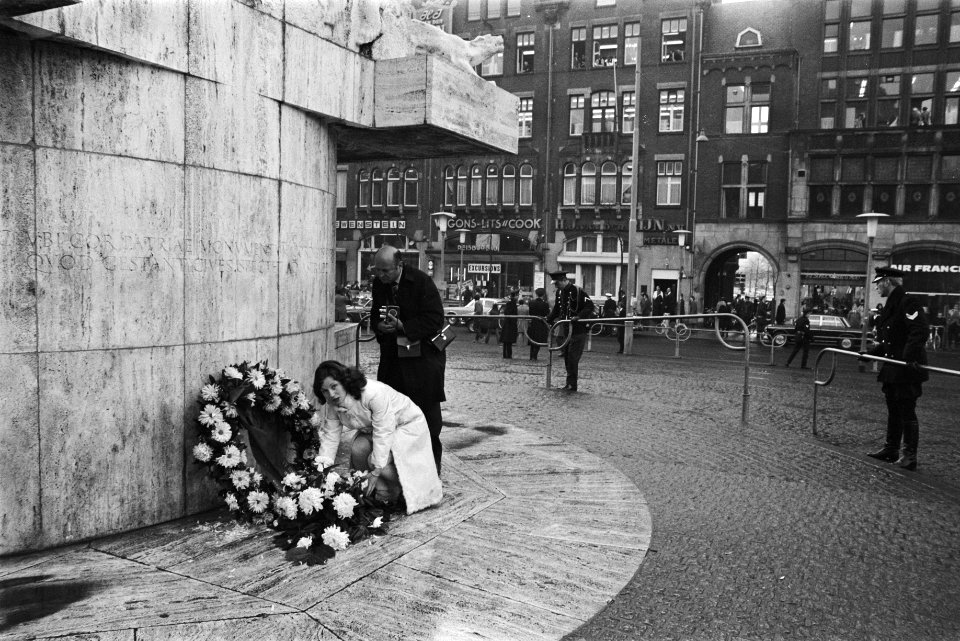 Demonstratie van Joodse Amsterdammers tijdens kranslegging door Russen bij Natio, Bestanddeelnr 924-0187