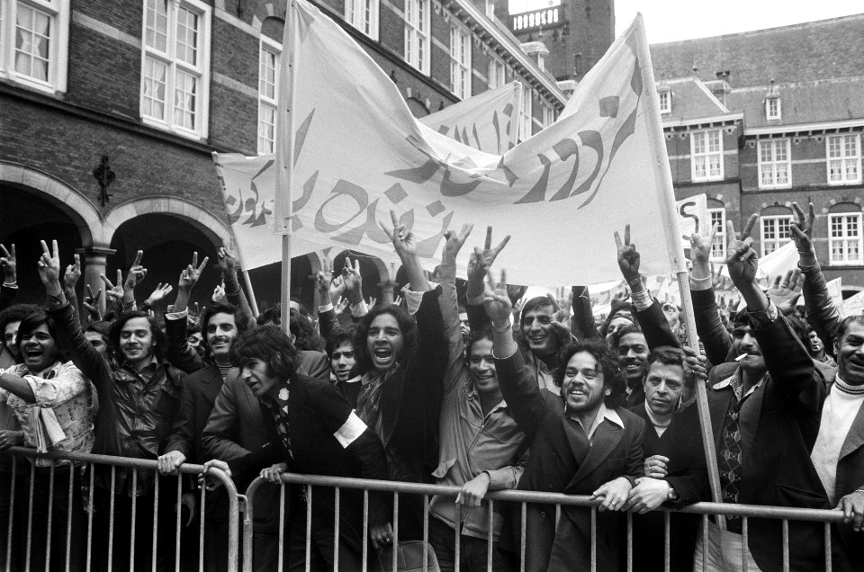 Demonstraties, spandoeken, legalisering, werknemers, buitenlanders, illegalen, Bestanddeelnr 927-8936