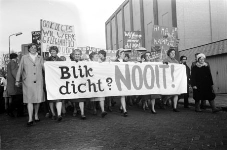 Demonstratie van huismoeders te Krommenie tegen de voorgenomen sluiting van de f, Bestanddeelnr 922-3276