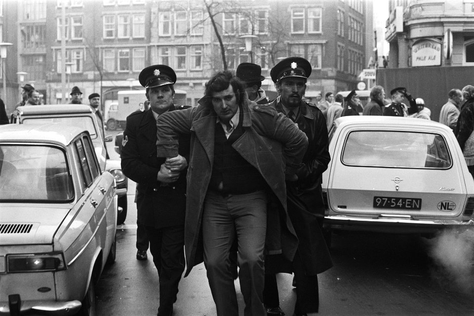 Demonstratie van Joodse Amsterdammers tijdens kranslegging door Russen bij Natio, Bestanddeelnr 924-0186
