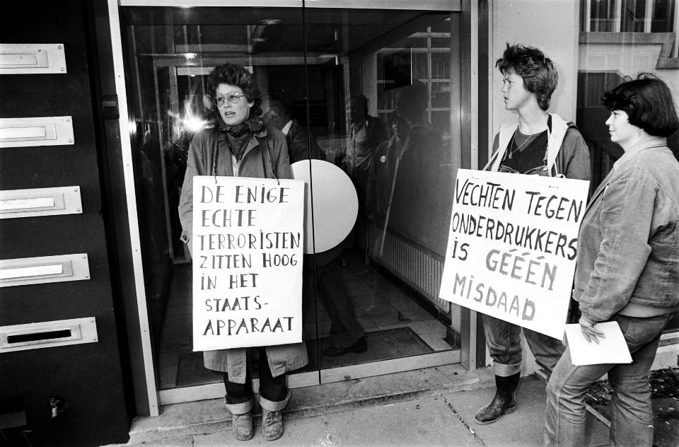 Demonstraties, vrouwen, spandoeken, consulaten, terrorisme, Bestanddeelnr 930-9324