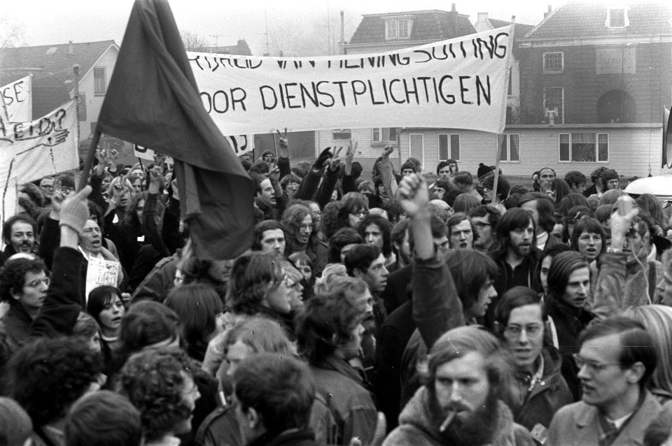 Demonstratie van militairen met de VVDM in Nieuwersluis tegen het strafkamp Nieu, Bestanddeelnr 925-2451