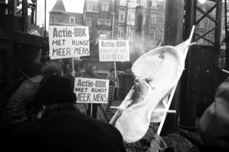 Demonstratie van leden BBK bij eerste paal slaan voor het Rijksmuseum Vincent va, Bestanddeelnr 923-0178