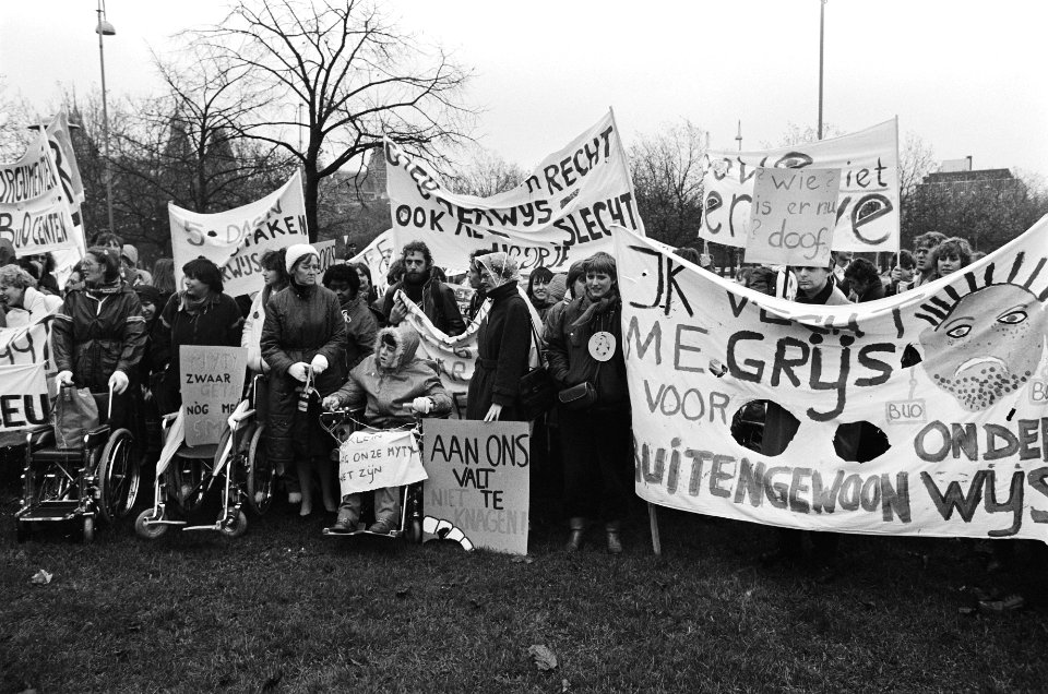 Demonstraties, stakingen, demonstranten, onderwijs, spandoeken, Bestanddeelnr 932-4022