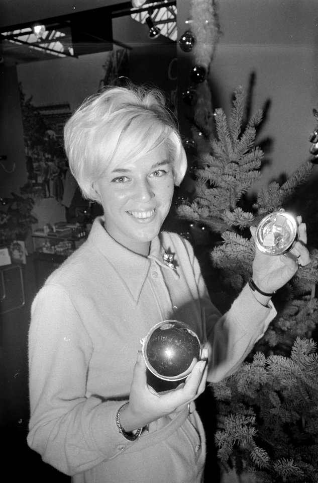 Demonstratie van een flesje parfum verpakt in een kerstbal, Bestanddeelnr 919-5742