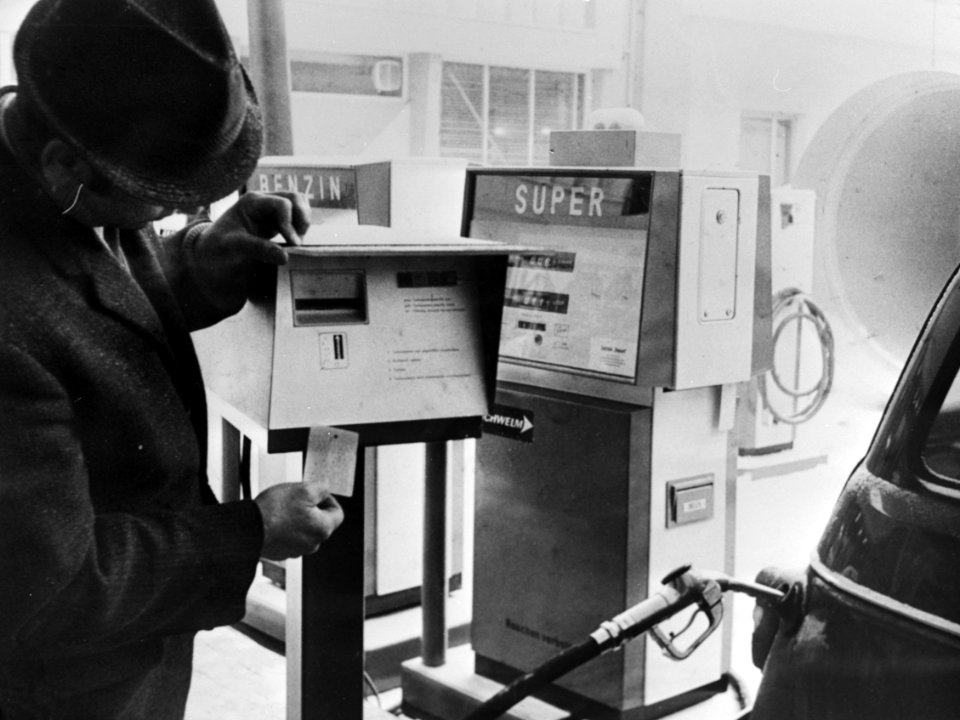 Demonstratie van het tanken met een ponskaart, Bestanddeelnr 924-3421 (cropped)