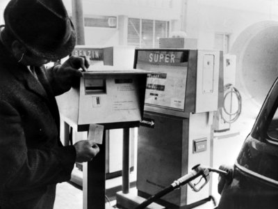 Demonstratie van het tanken met een ponskaart, Bestanddeelnr 924-3421 (cropped)